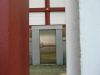 八幡神社社殿の裏に石室入口の扉か？