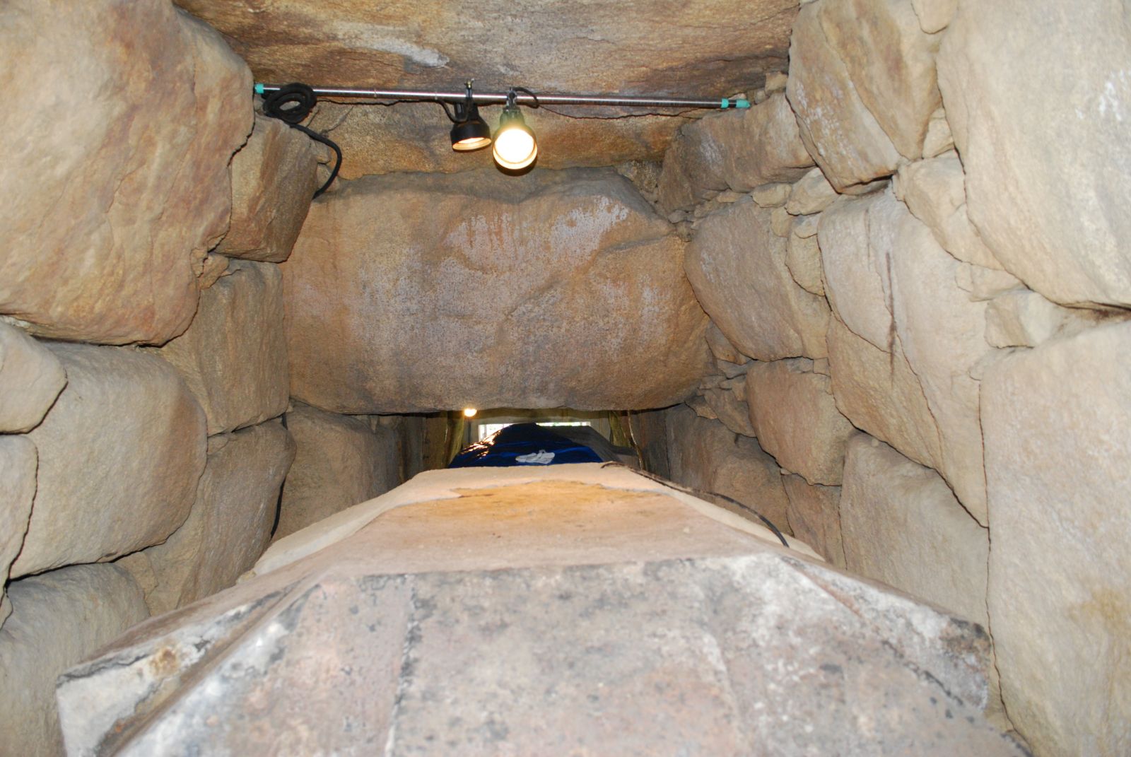 玄室内部から奥の石棺と内部照明