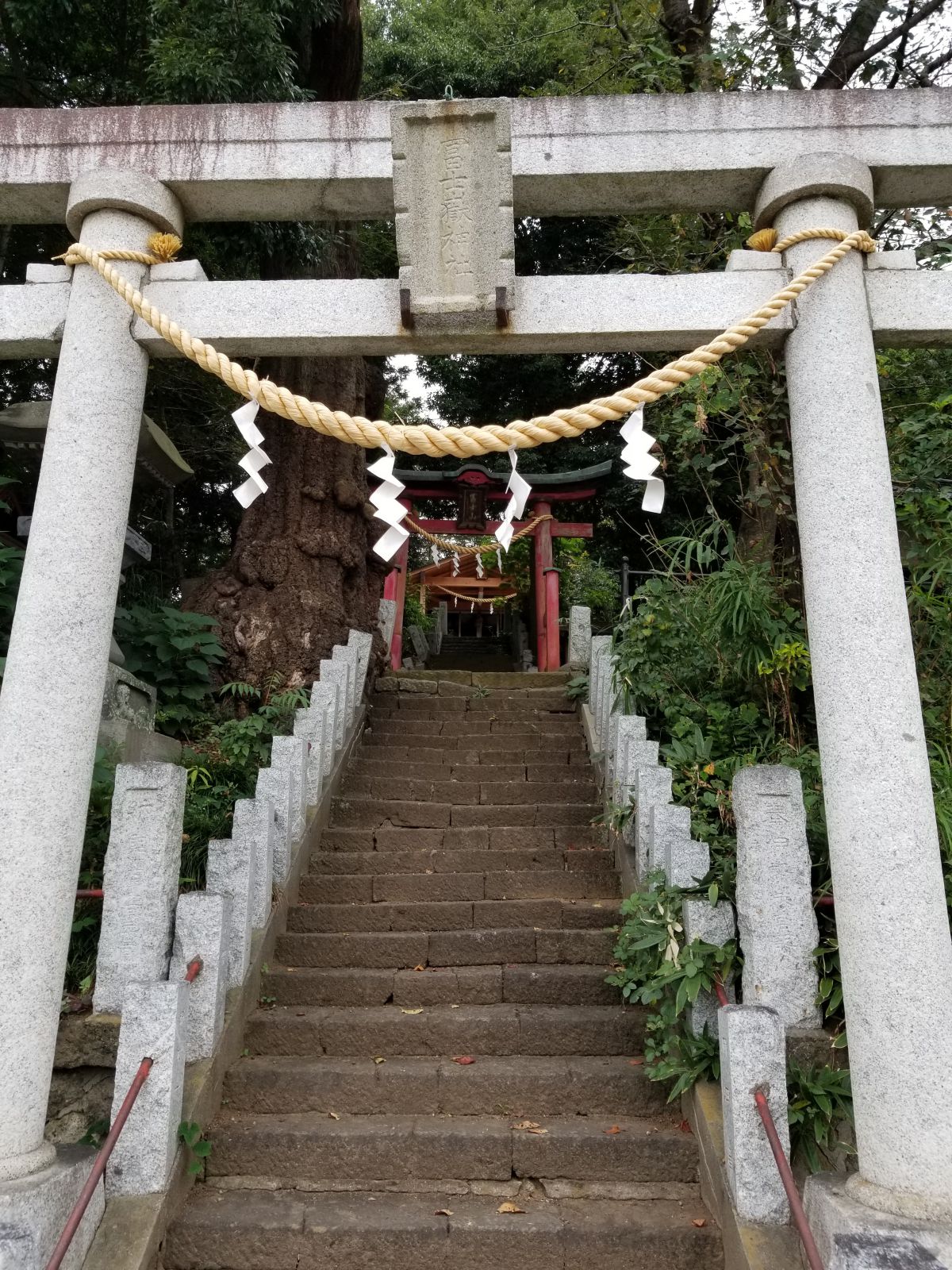 神社の下