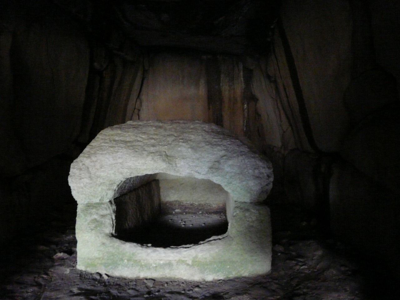 石棺（玄室入口から）