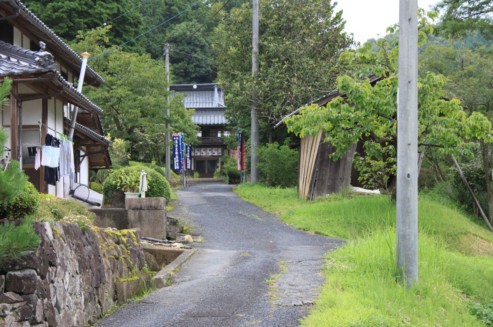 密厳寺への道