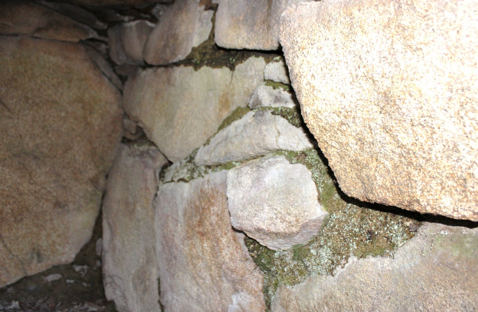 石室口より右壁撮影