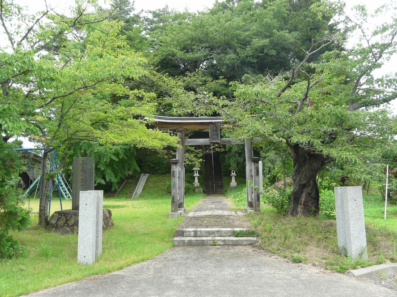 南側の古墳入口（神社入口）