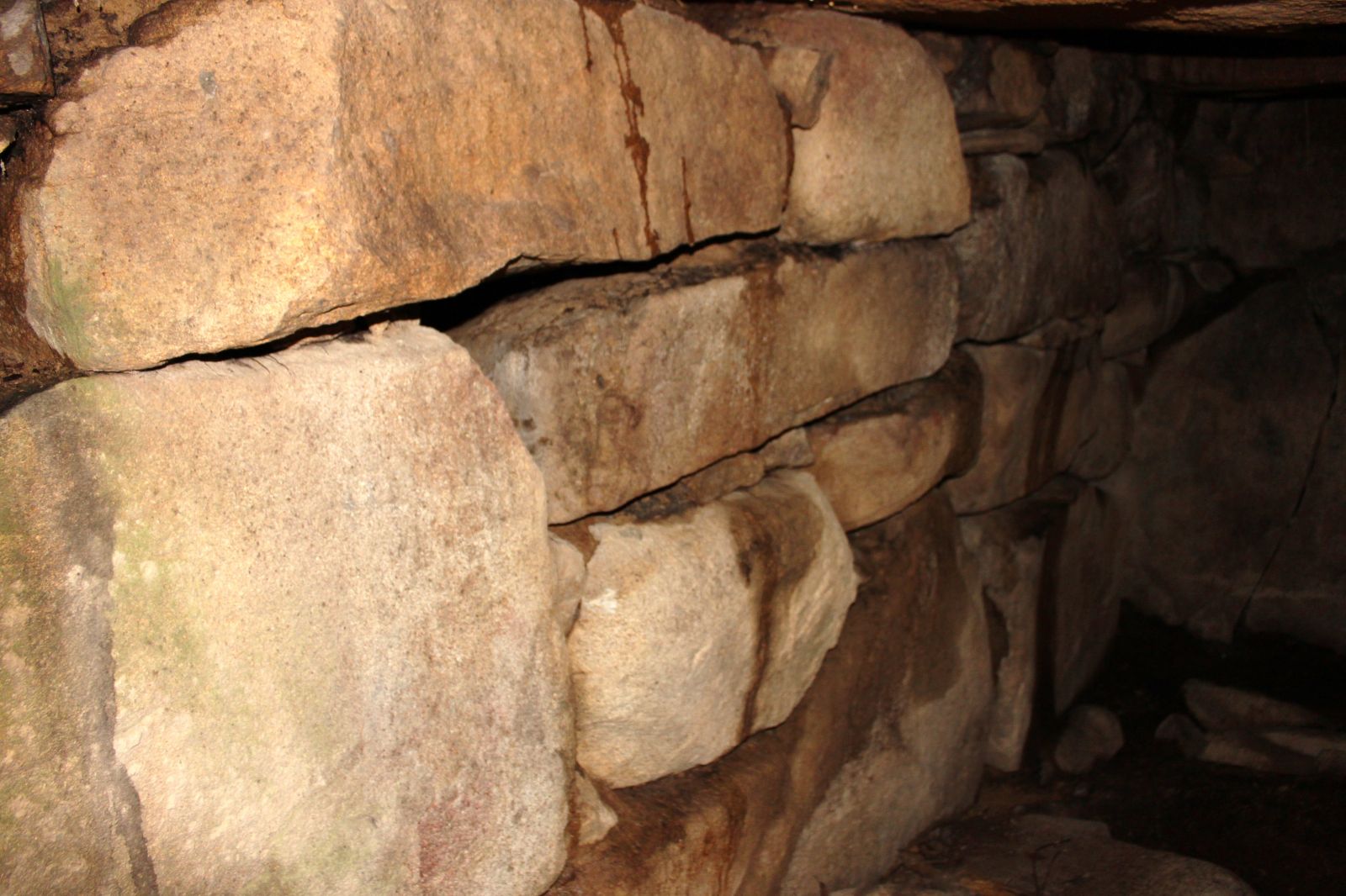 １号石室（右側壁）