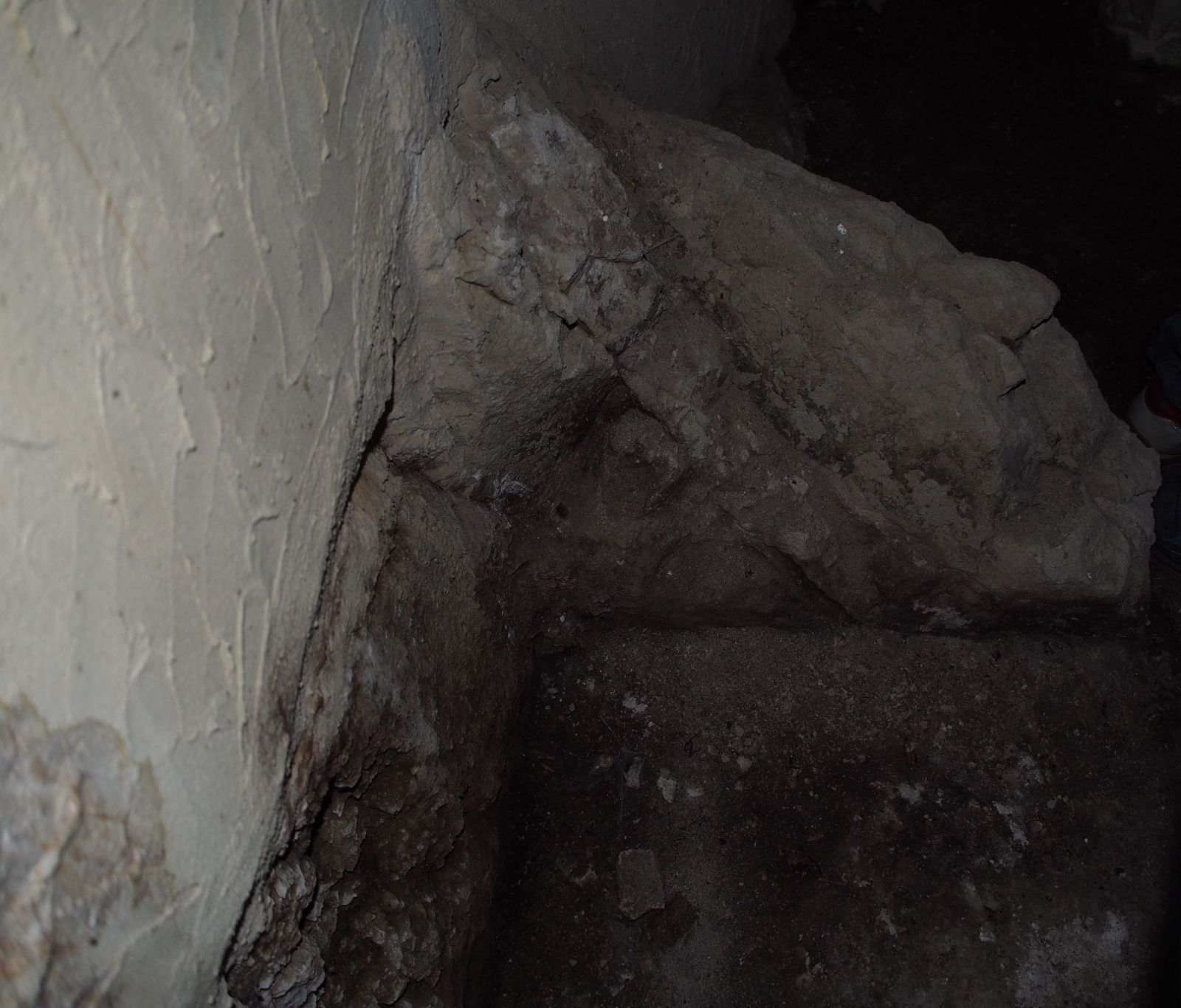 左側石棺手前の壁の跡？