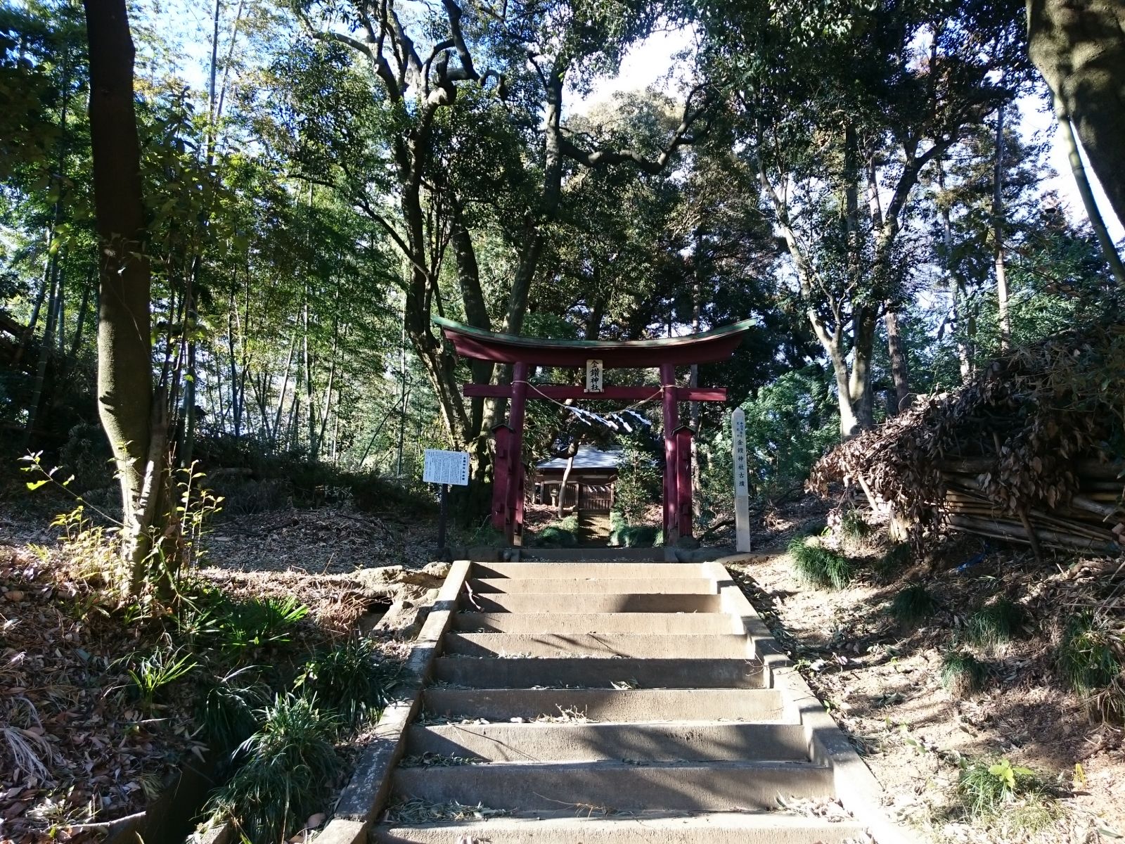 墳丘南側の神社入口