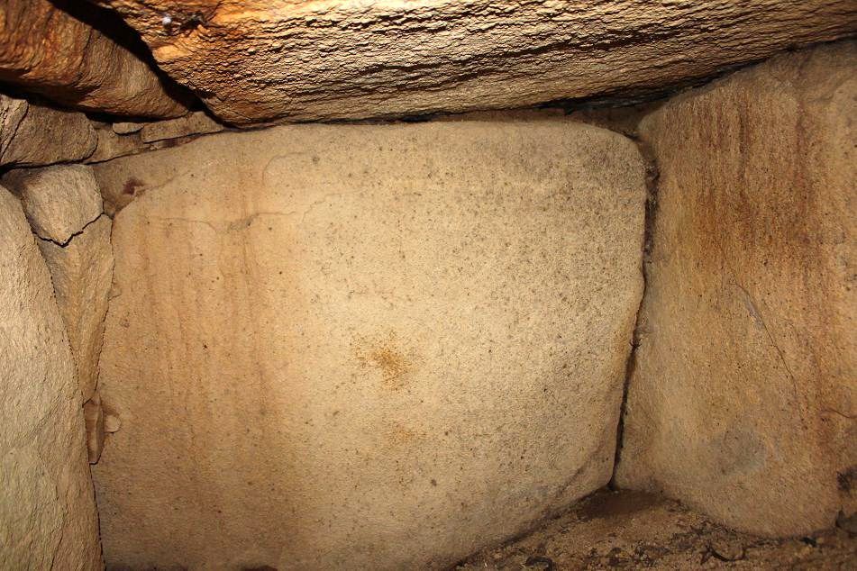 石棺内部（東側は１枚物）