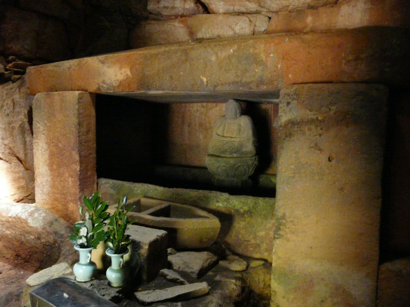 １号石室の奥壁の石棺