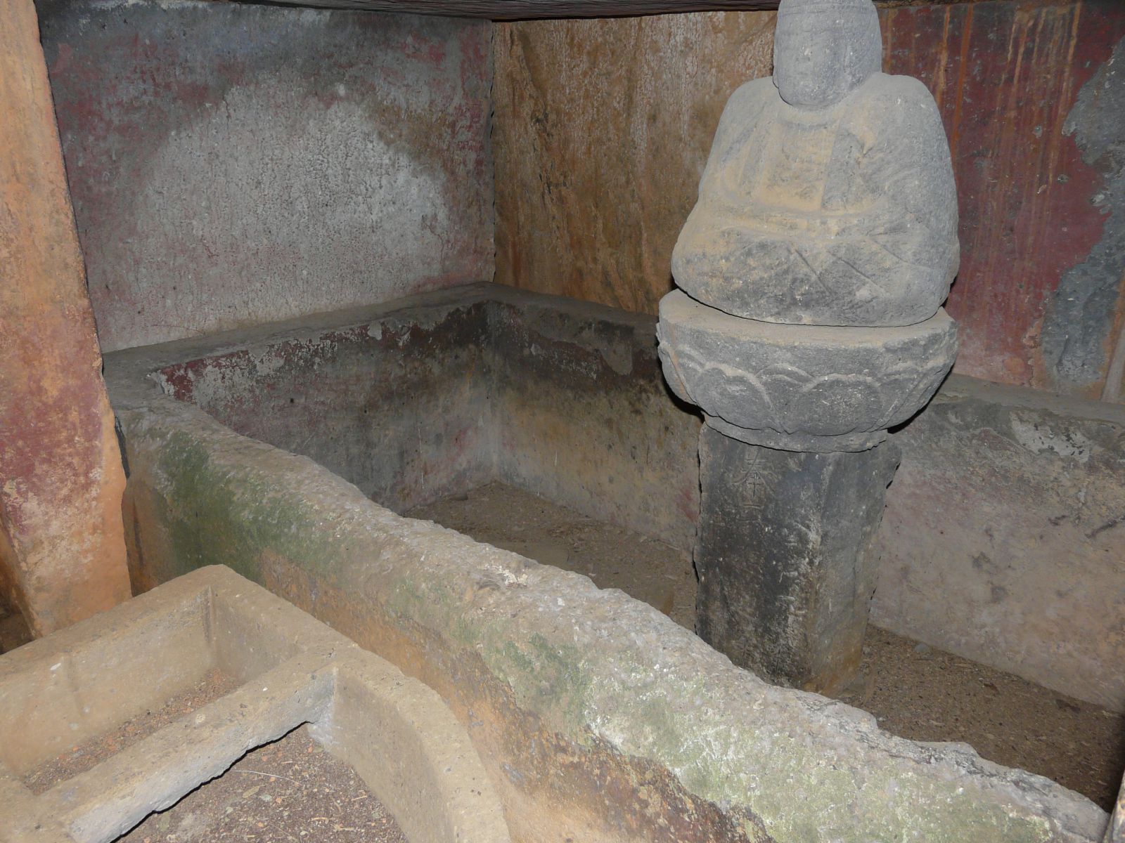 １号石室の側壁の石棺の中