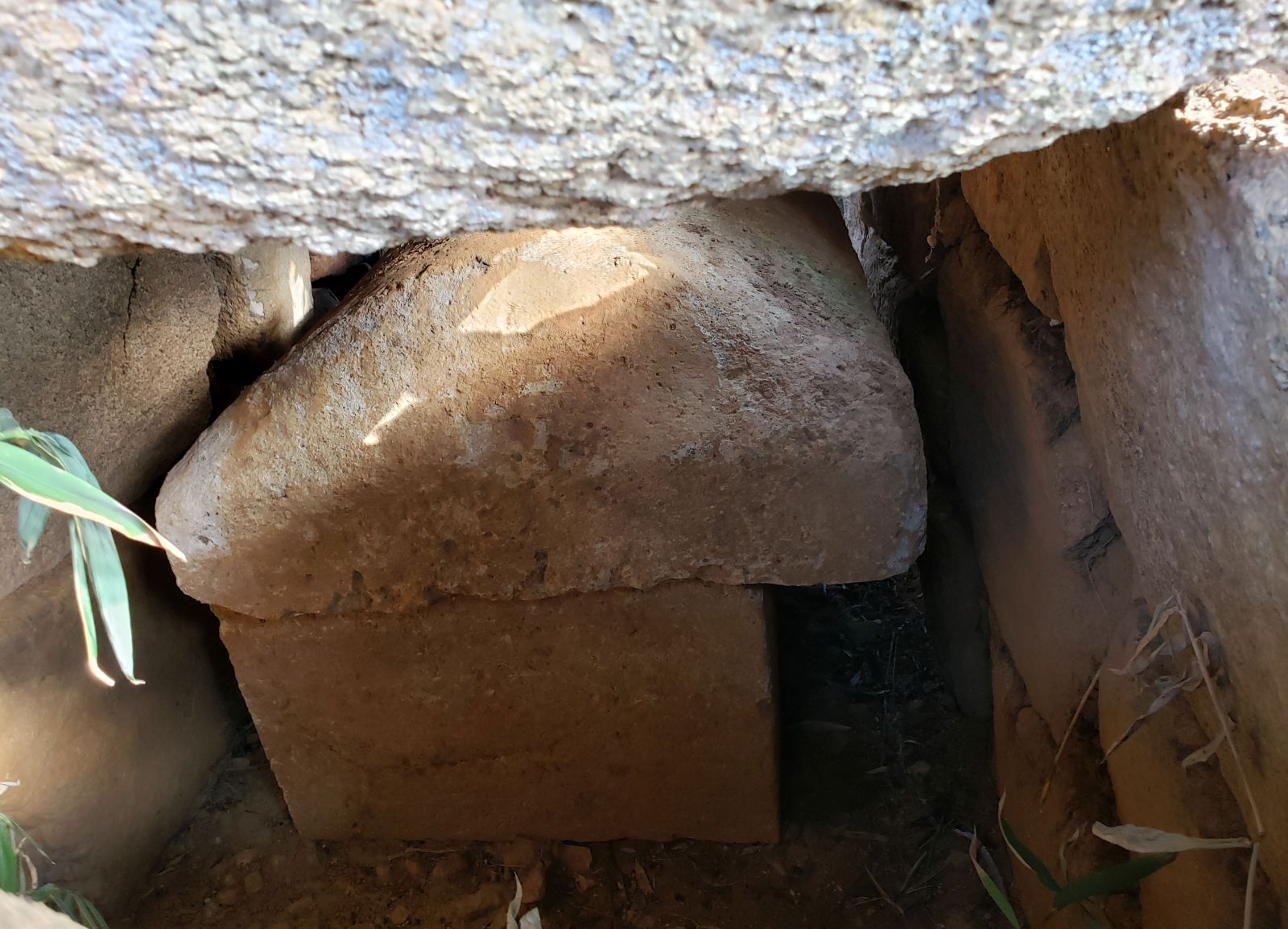 東墳丘石室奥側の隙間からの石棺
