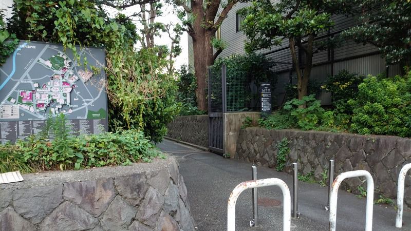 富塚跡入口(早大第3西門)