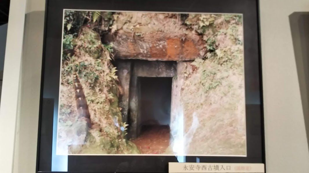 石室入口の写真（玉名市歴史博物館）