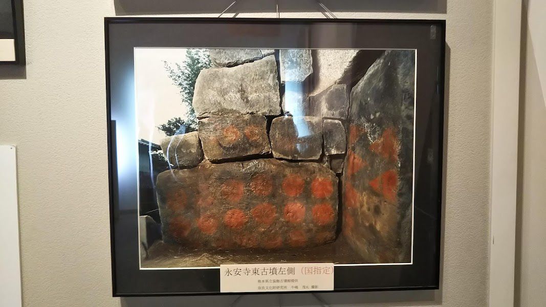 石室左側の写真（玉名市歴史博物館）