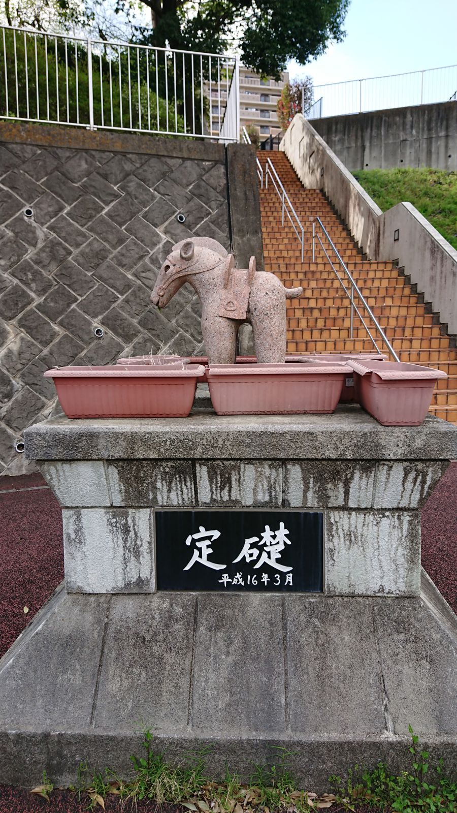 東側駐車場にある馬型埴輪の像