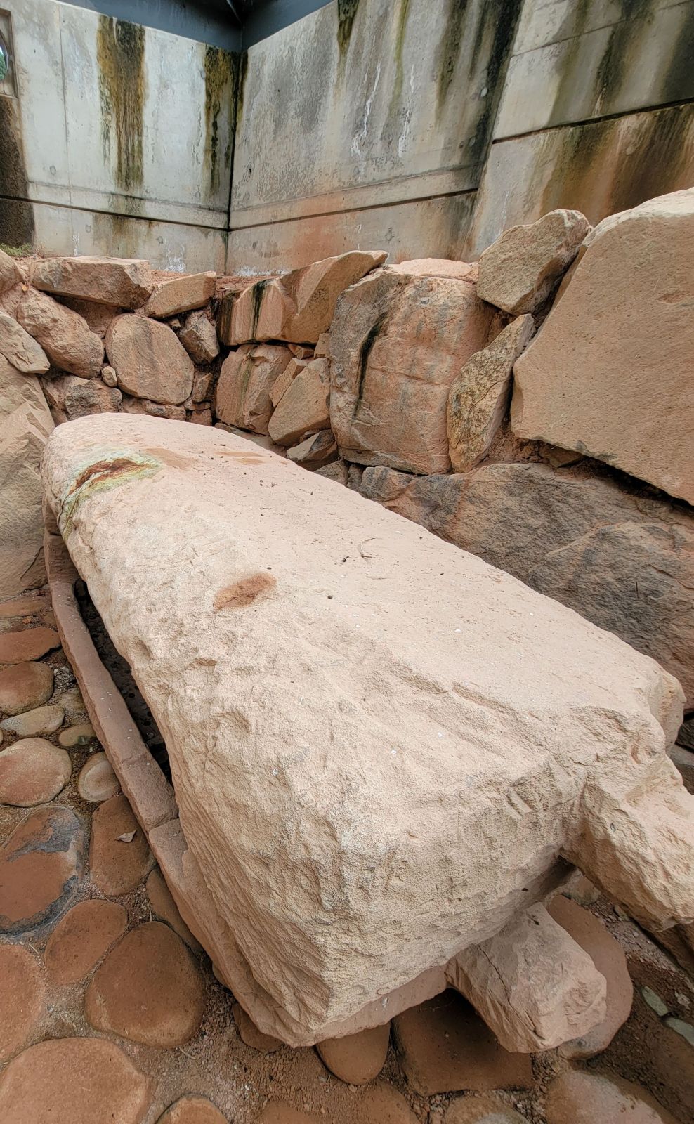 横口式舟形石棺