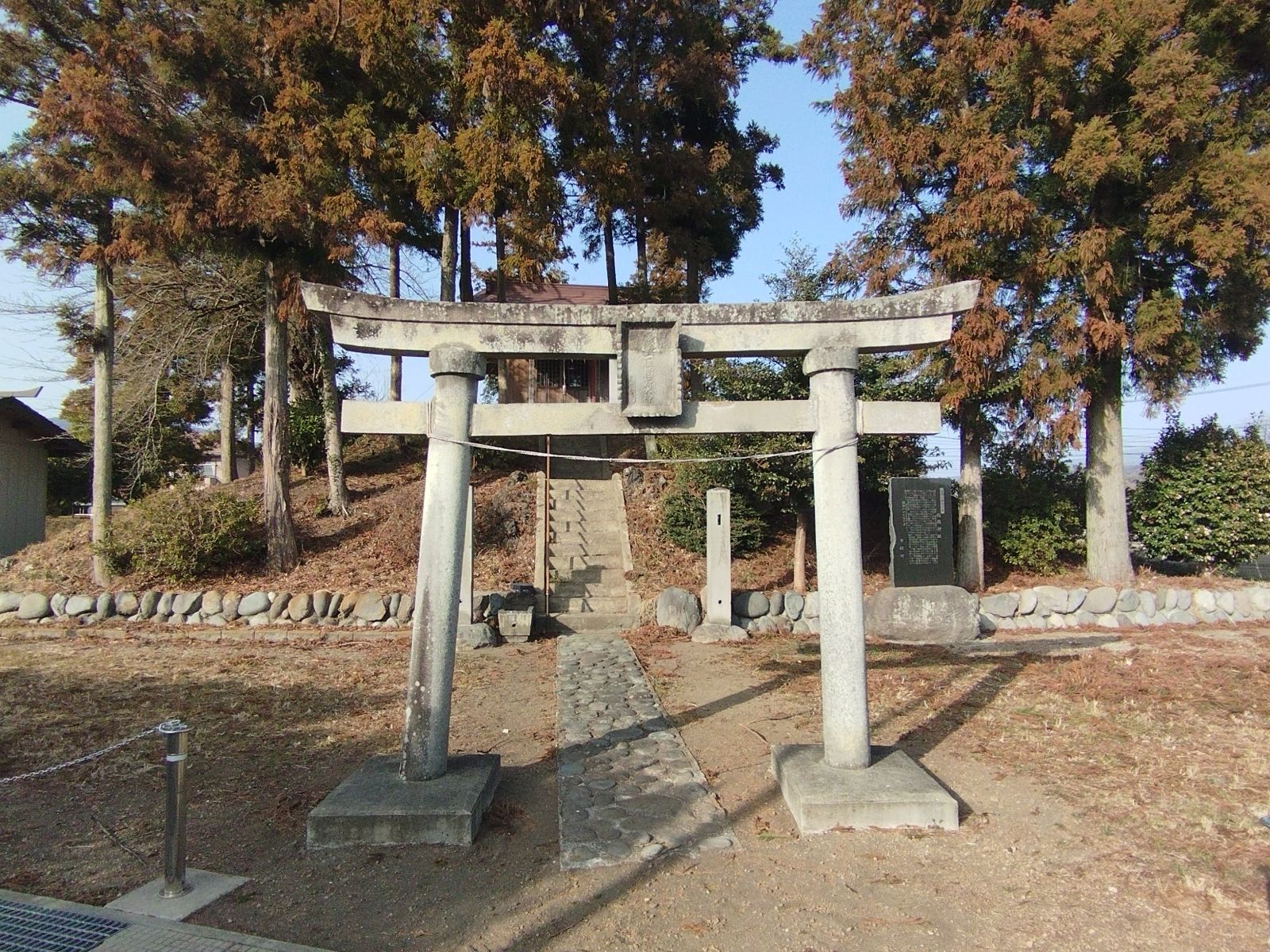 南側の稲荷神社入口