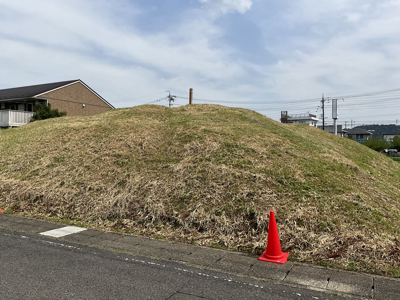 北側道路より見た墳丘