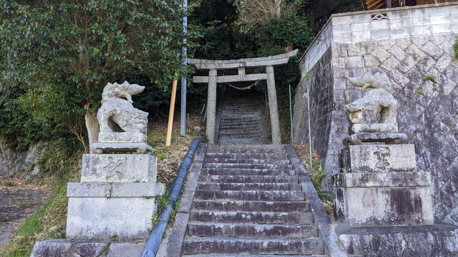 常盤神社にある石棺の蓋