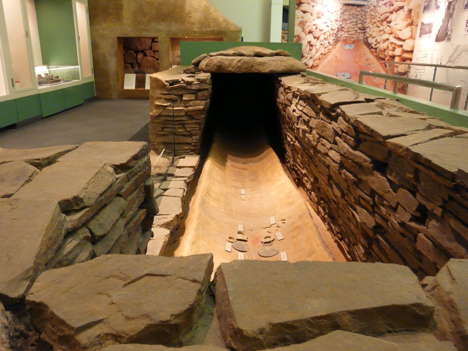 博物館の石室を復元展示（上から）