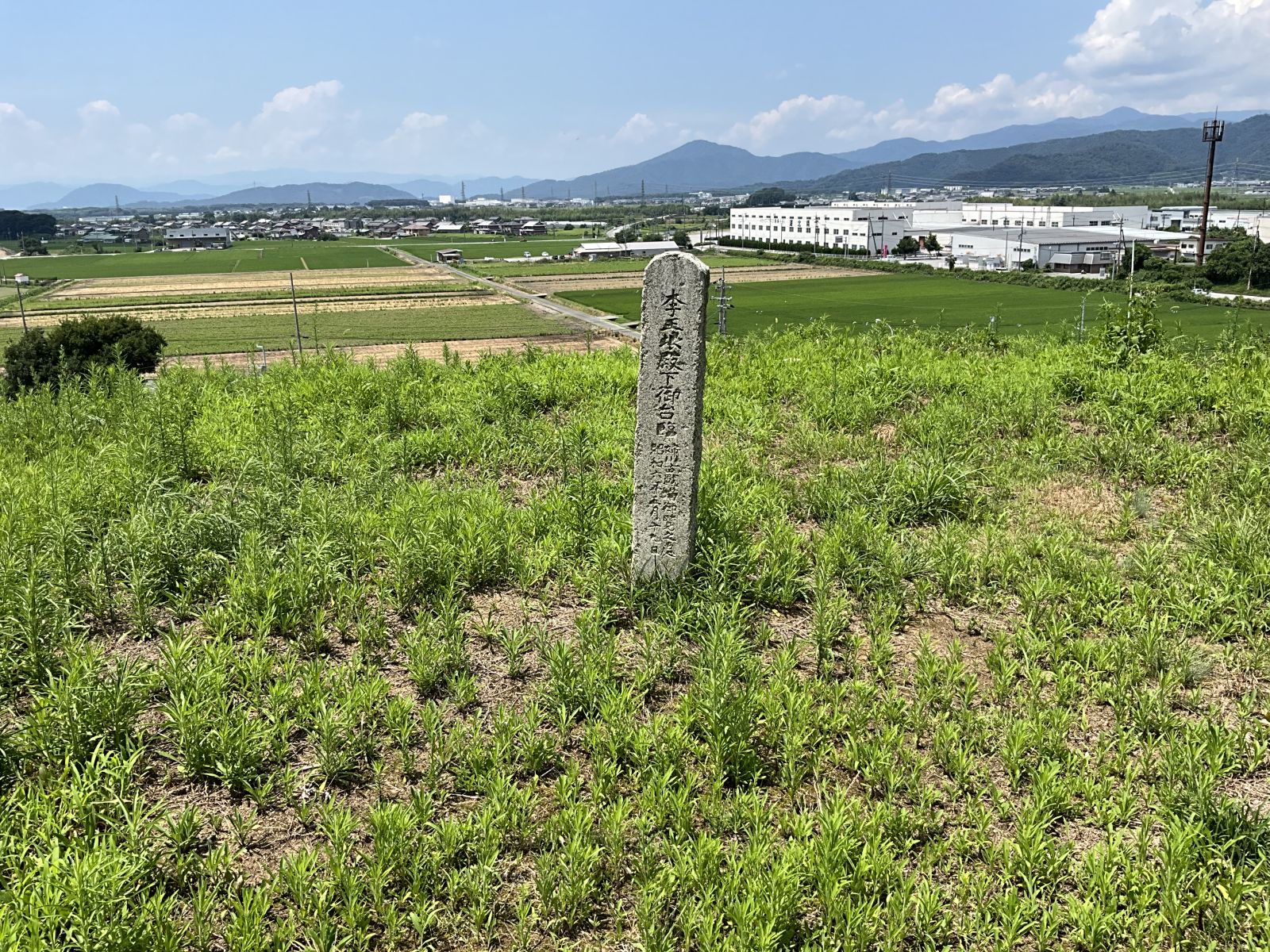 墳頂部？に立つ石柱（古墳名ではない）