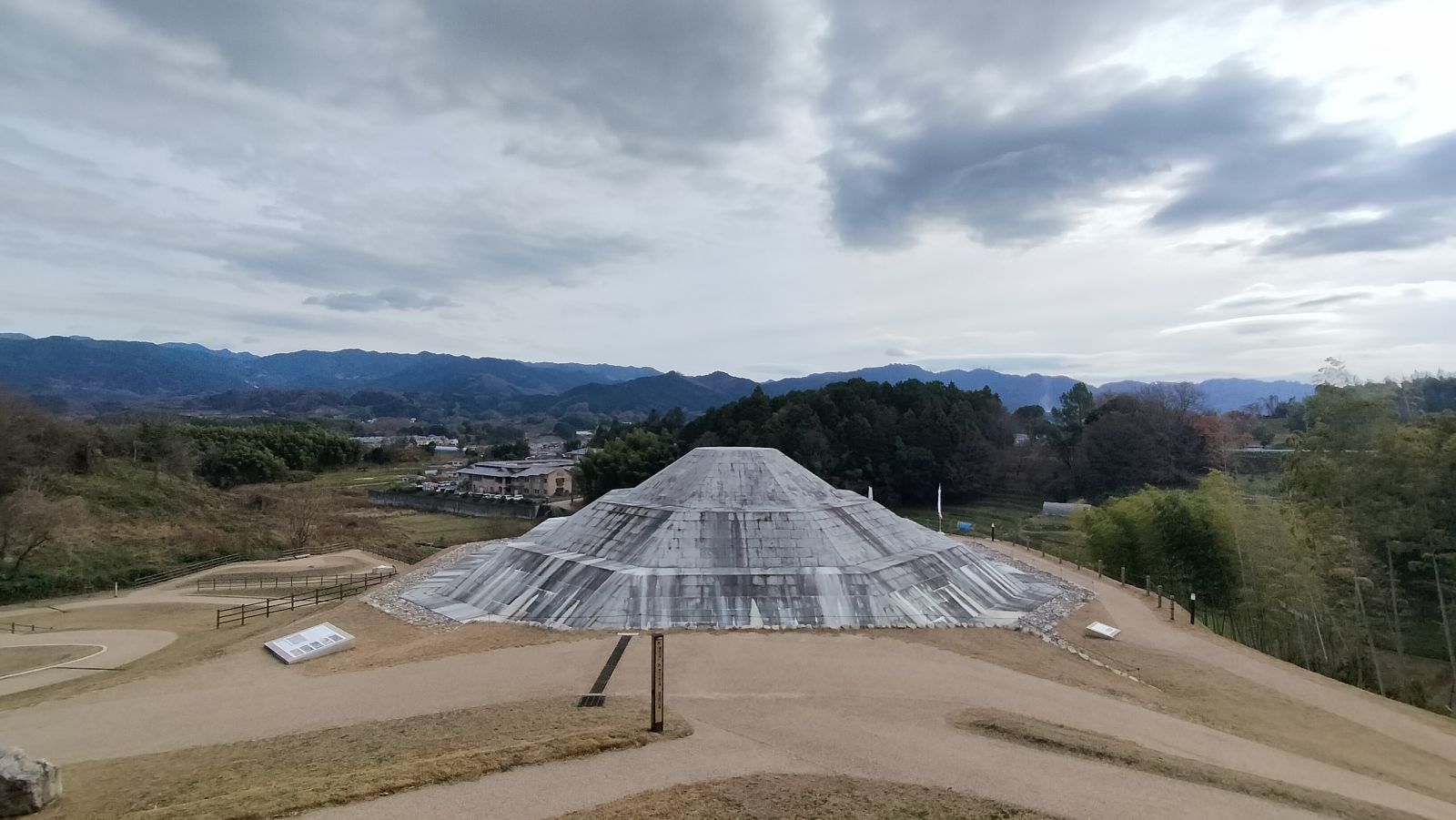 墳丘付近から麓を眺めました