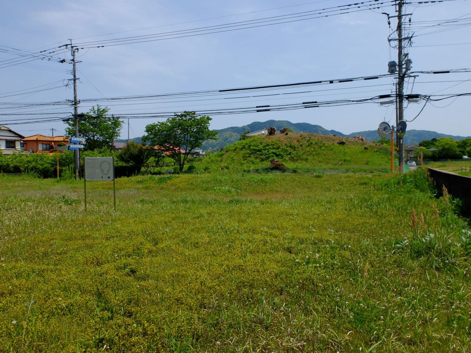 銭瓶塚古墳(西側、前方部より)
