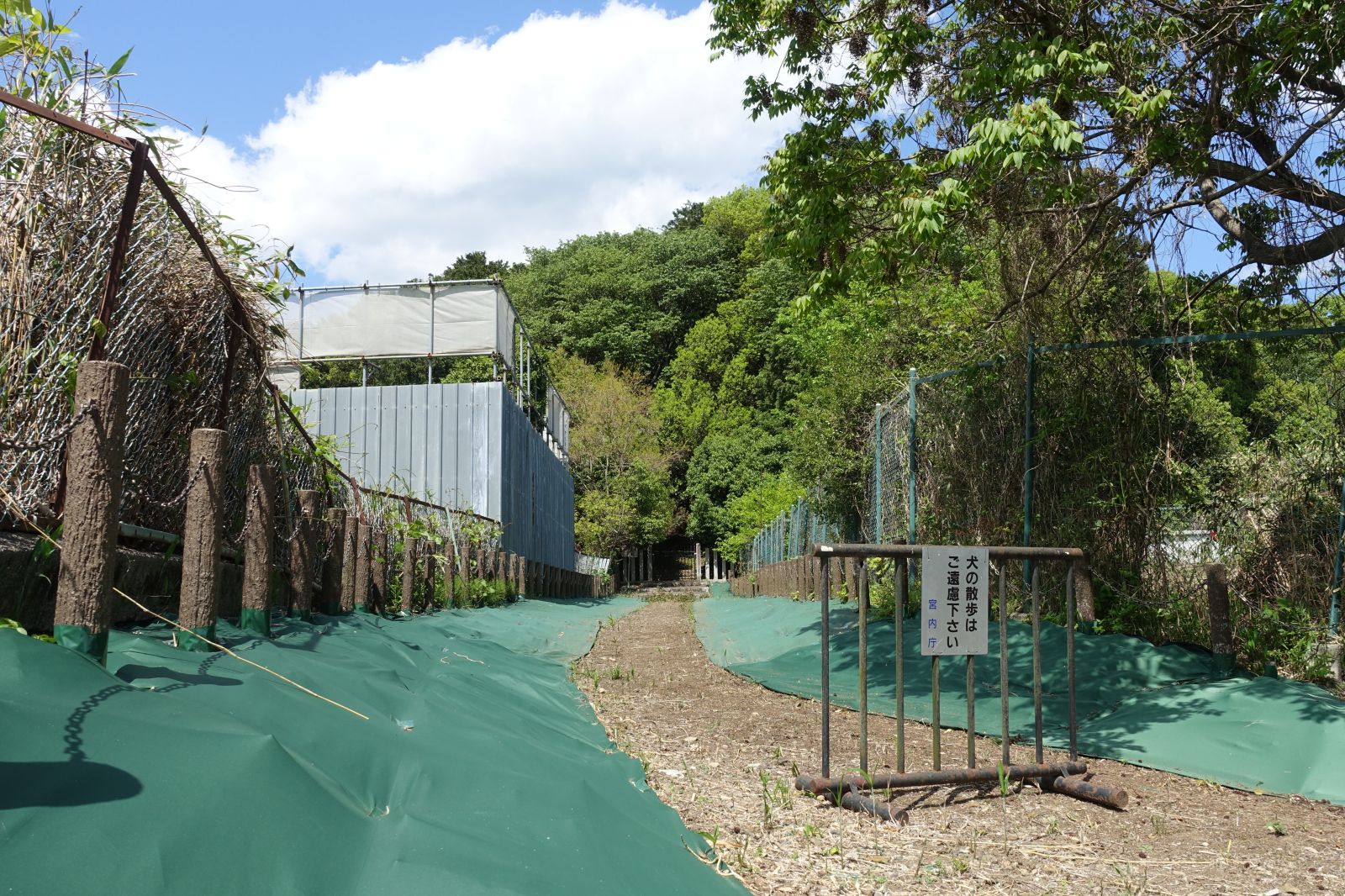 本塚（丸山）古墳、拝所への道