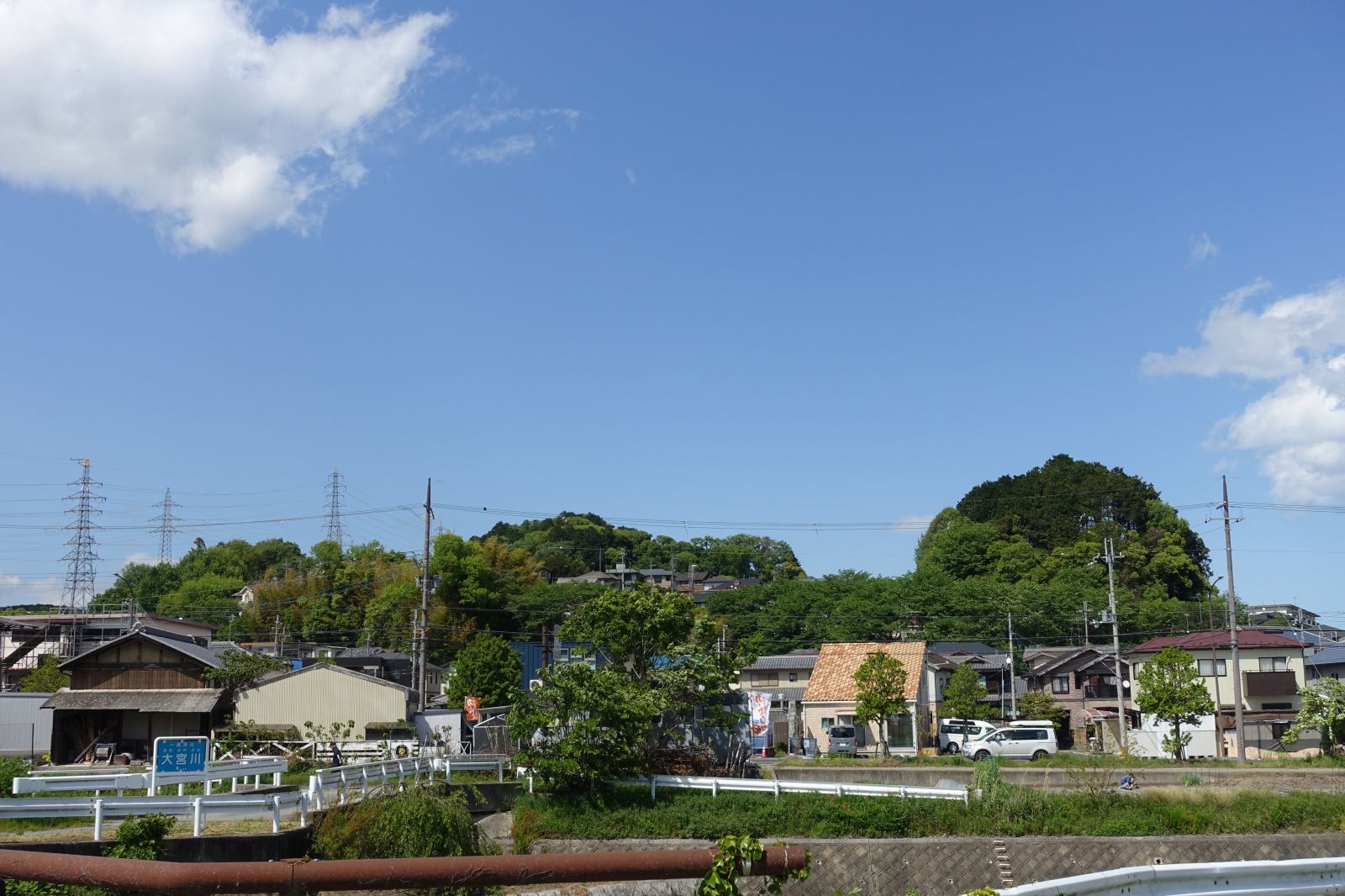 木の岡丘陵遠望（左奥：本塚、右：茶臼山）