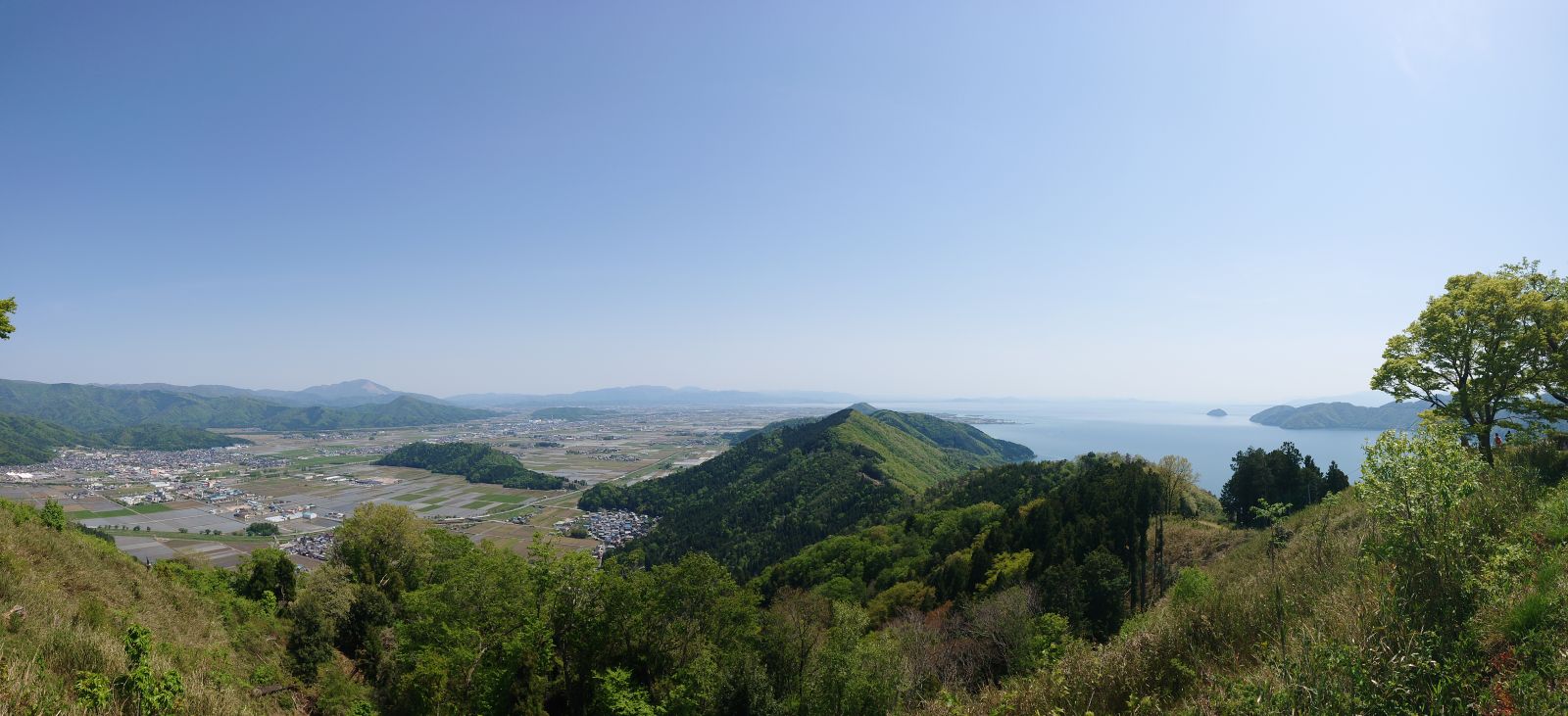 古墳群のある西之山丘陵。賤ケ岳山頂から