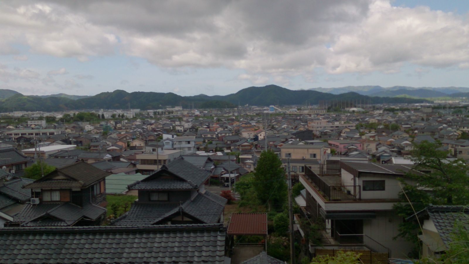 古墳群に至る道からみた眺め