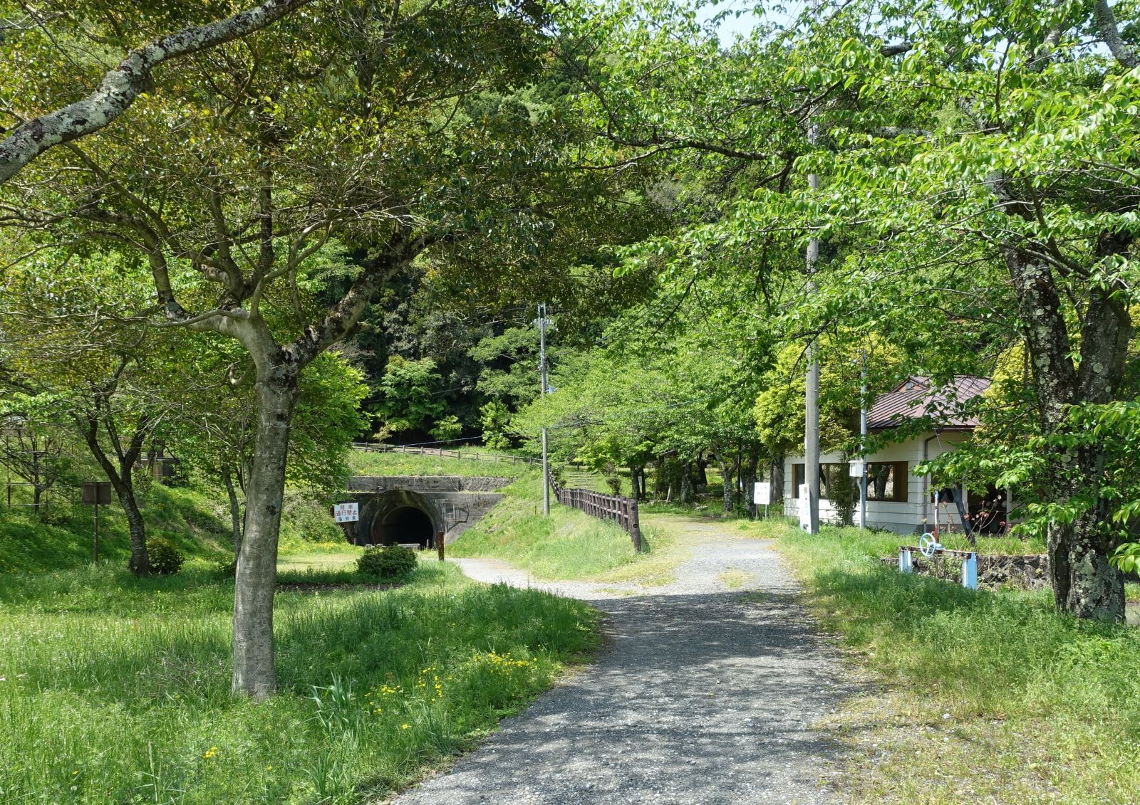 西野水道入口と公園建屋