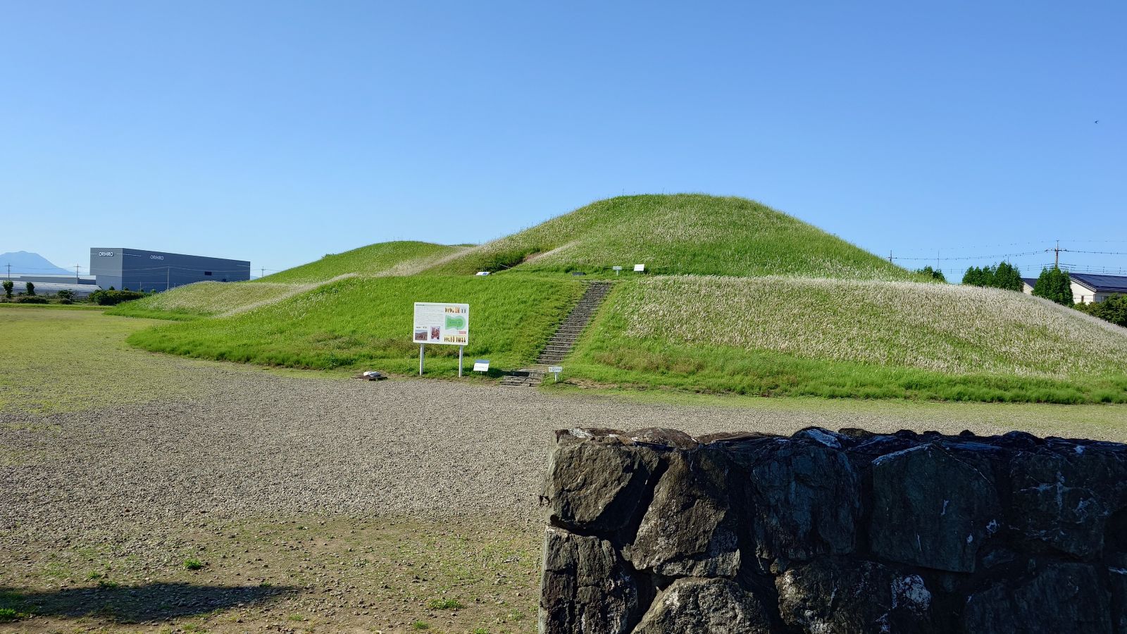 古墳の全景