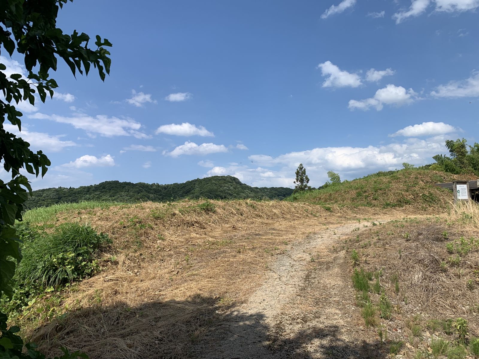 前方部（左側）と後円部(右側)