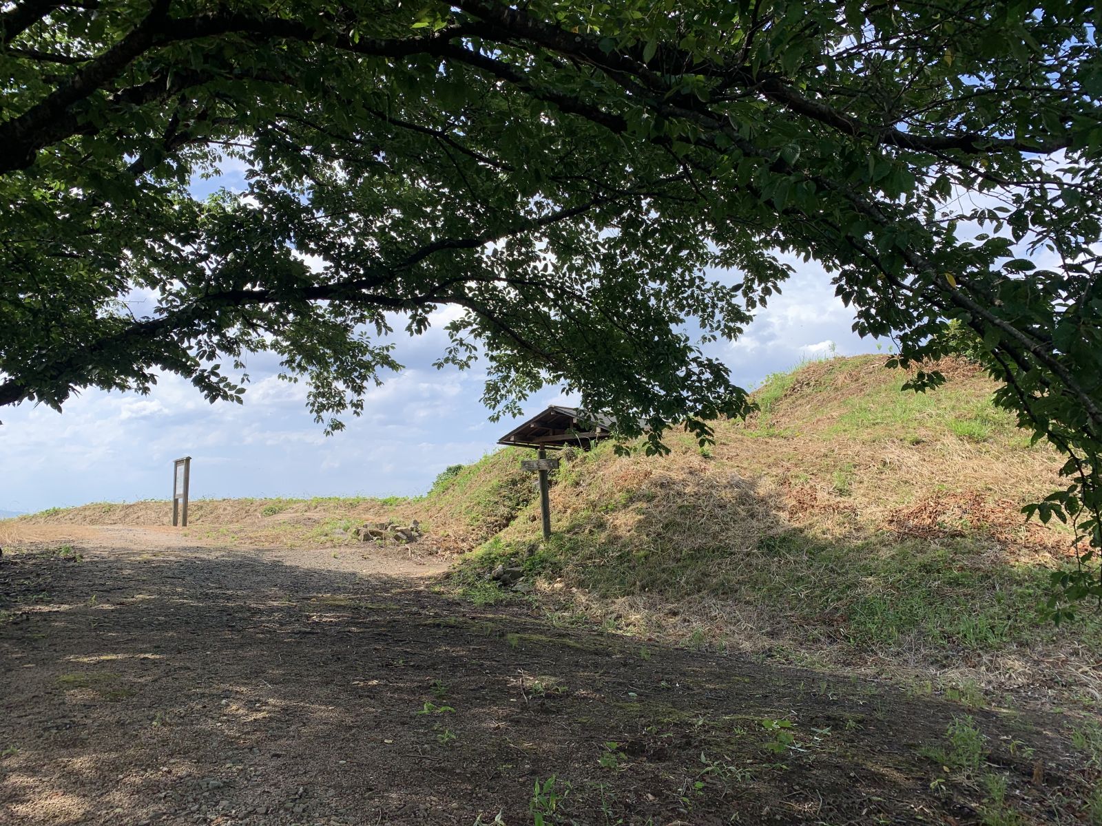 前方部（左側）と後円部（右側）