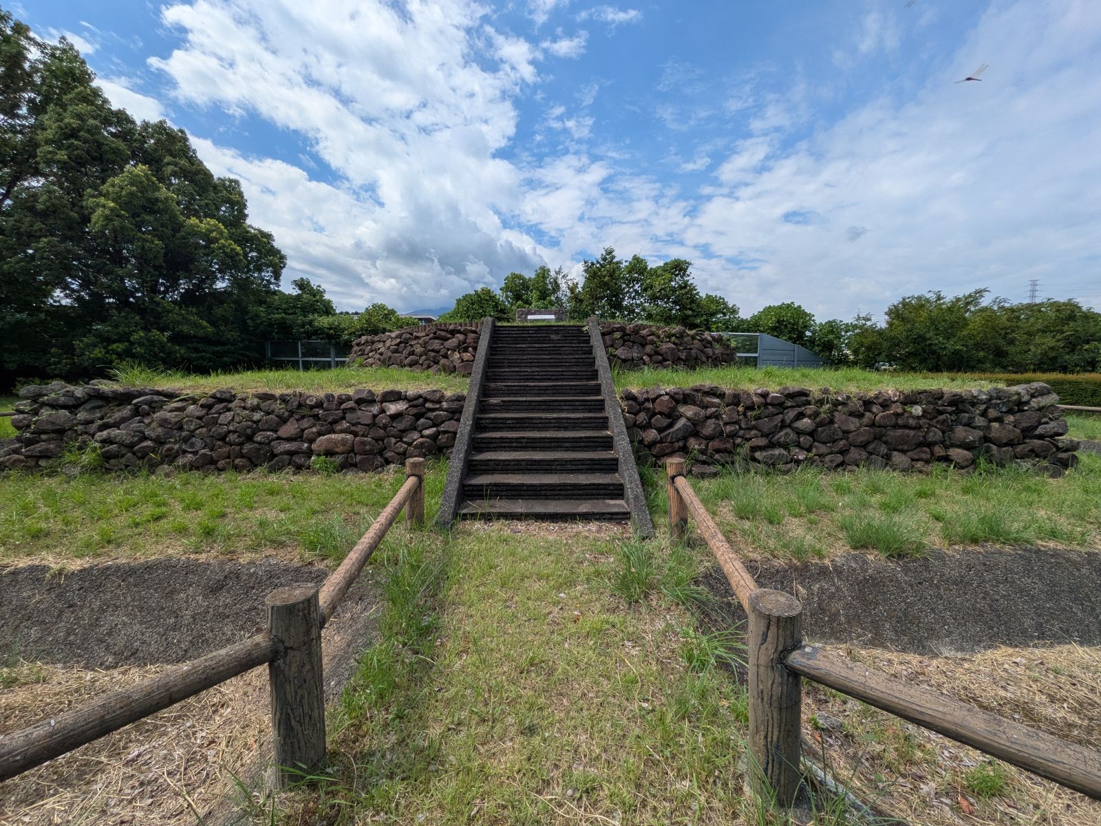 古墳とトンボ