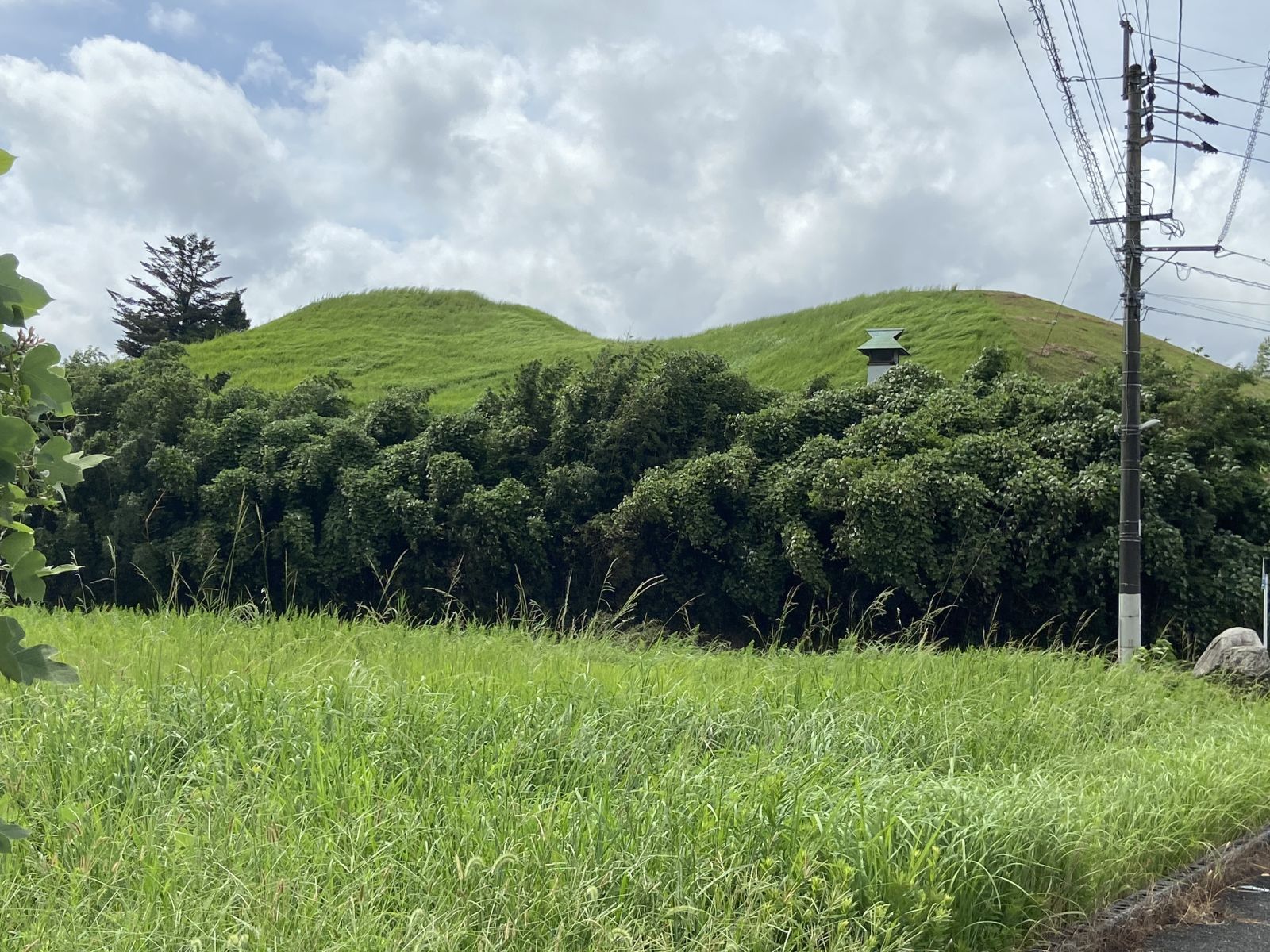 住宅街からみた巨大前方後円墳