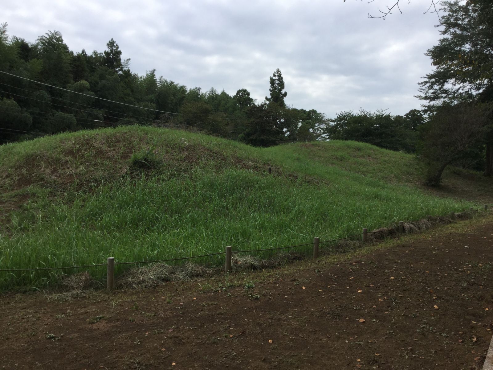 東屋方向から1号墳をみる