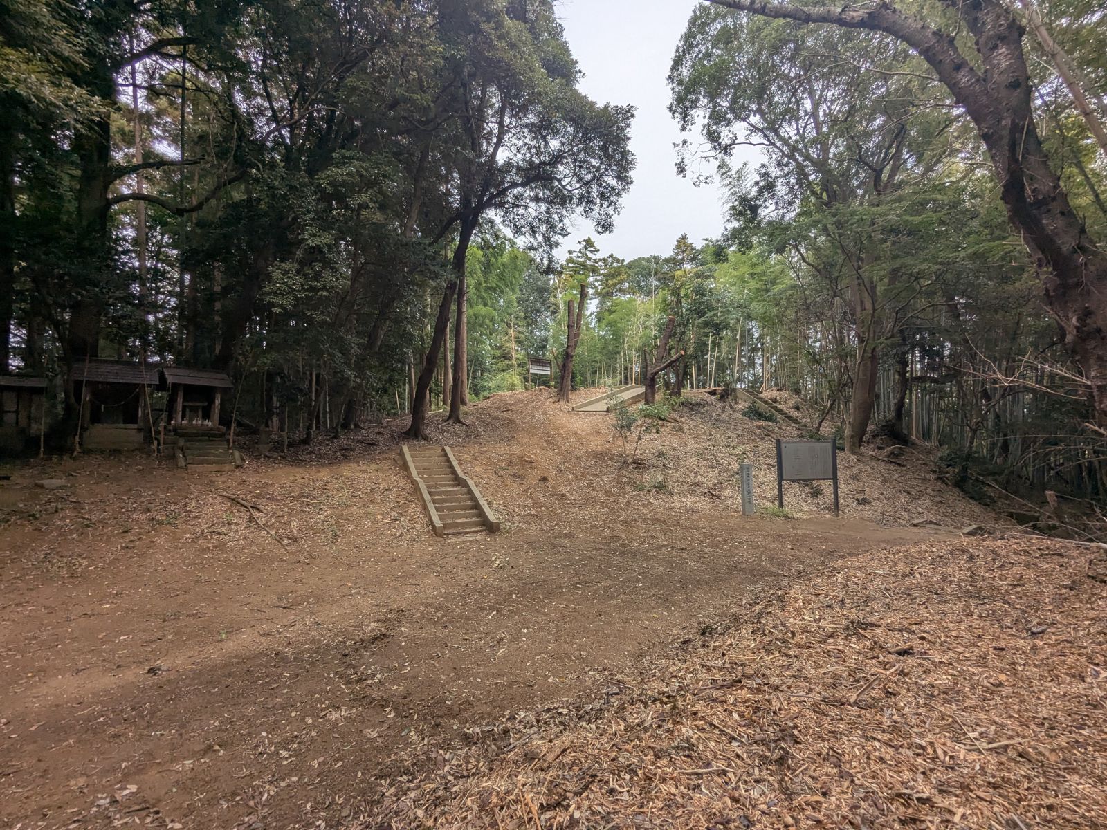 南方向から見た後円部