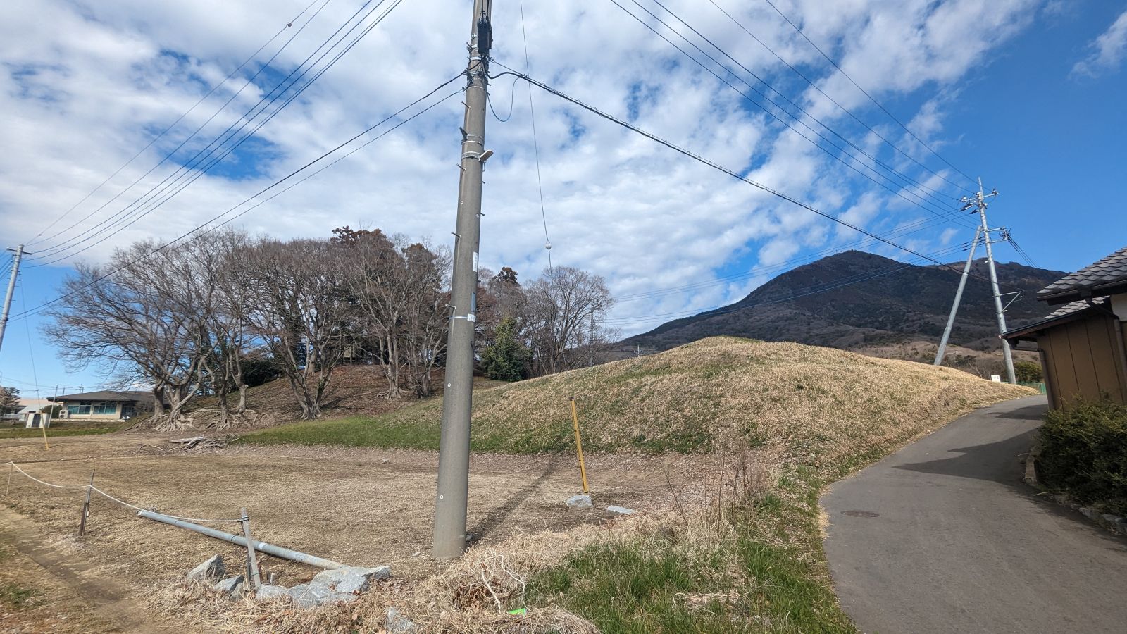 南方向から見た墳丘