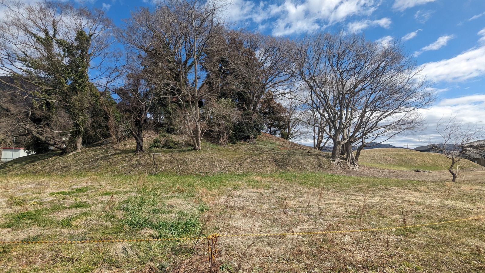 西方向から見た墳丘