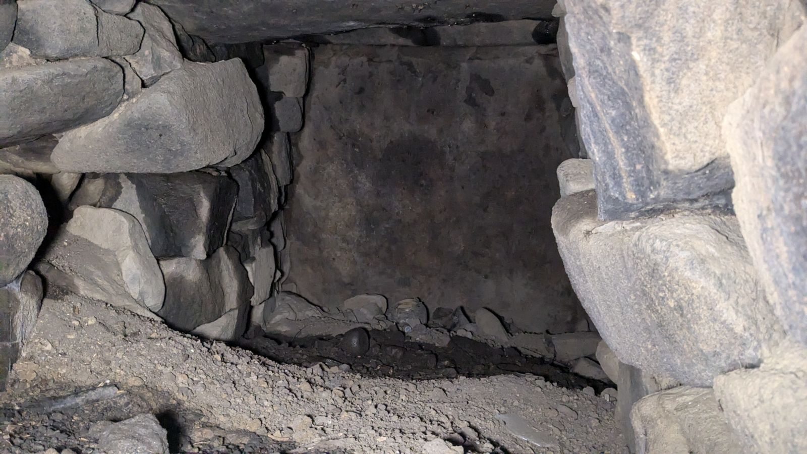 羨道から見た玄室