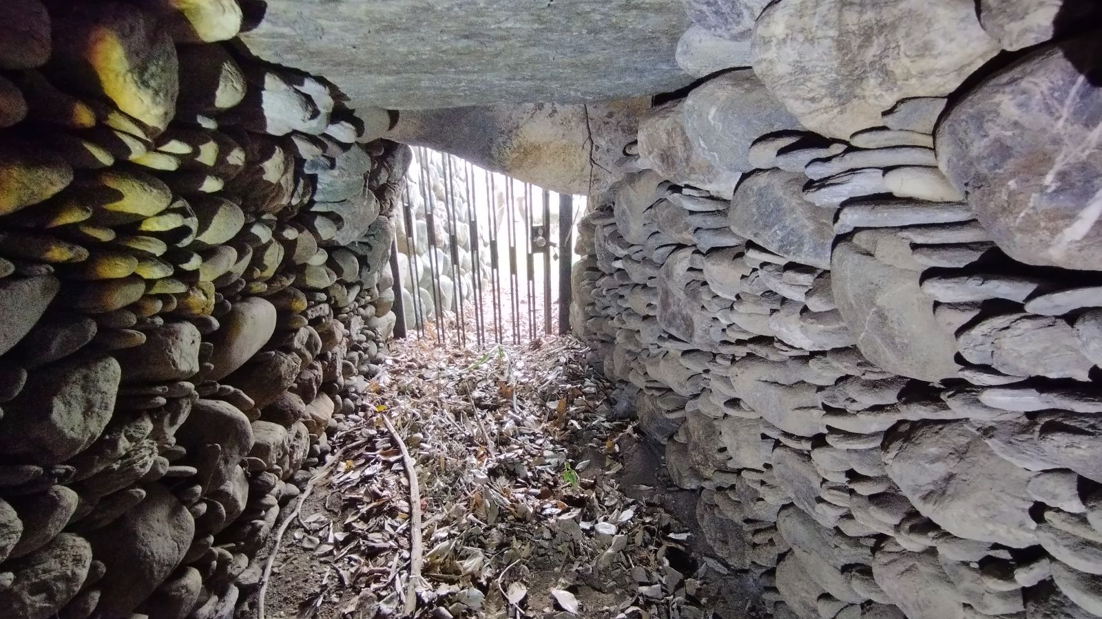 玄室入口玄から見た羨道