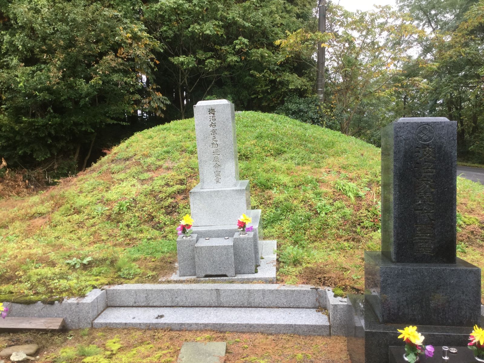 墳丘前の墓石と共に