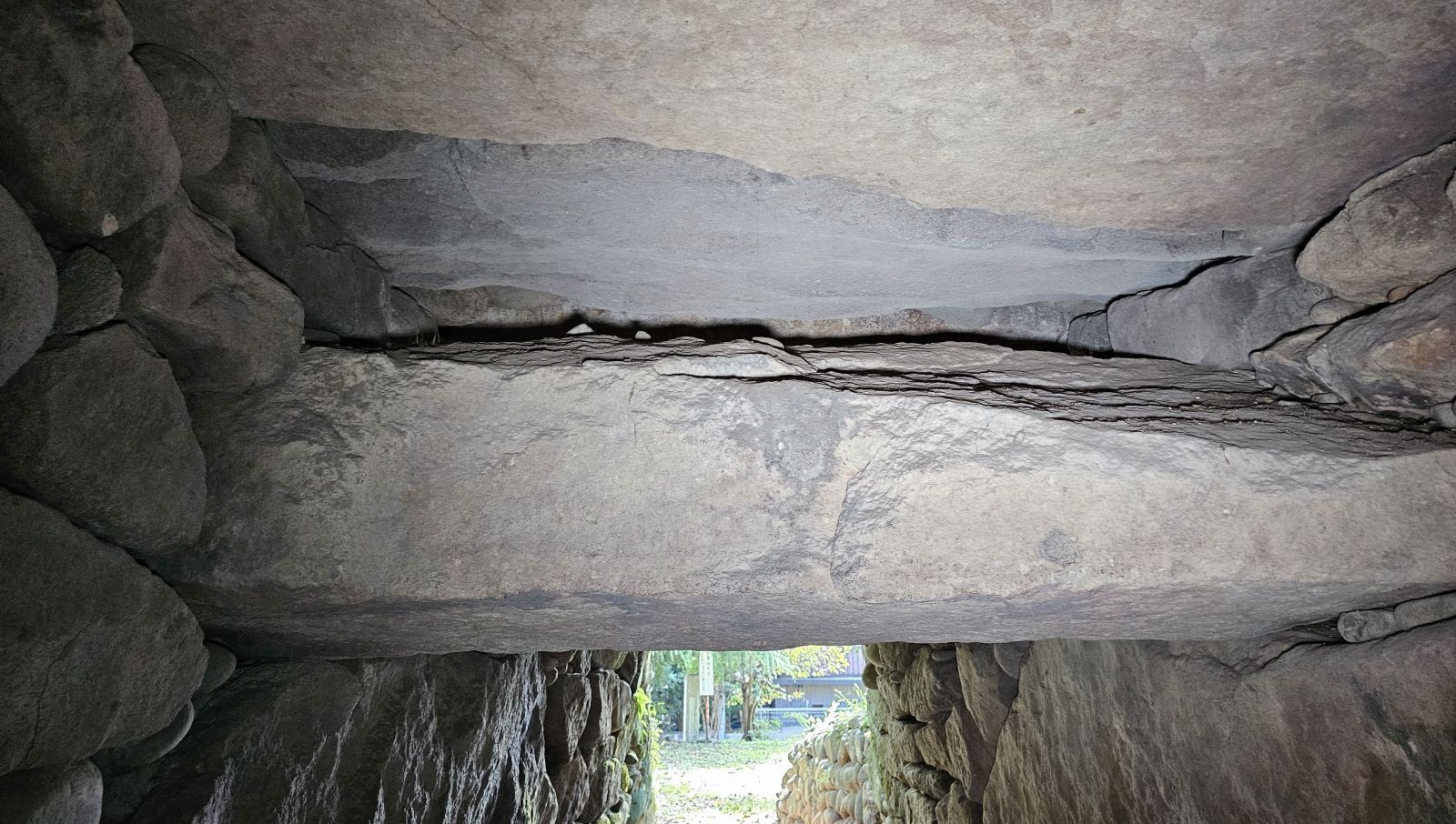 天井付近の横に渡した岩の裏側