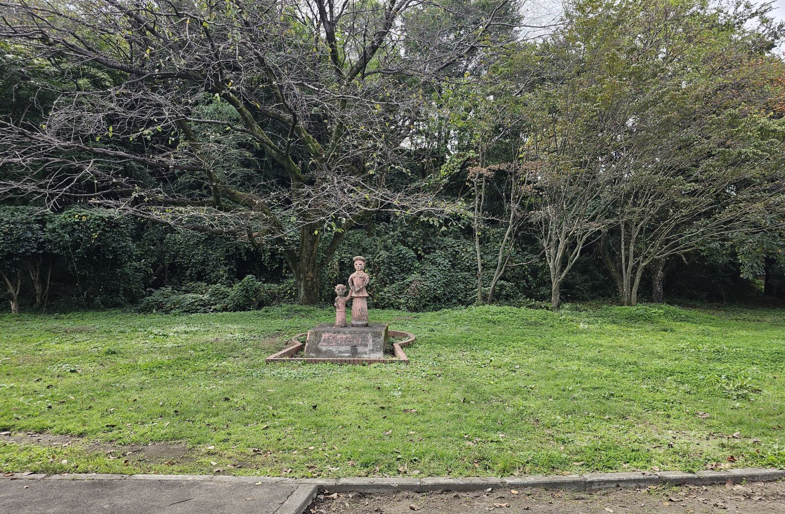 公園にある埴輪のレプリカ