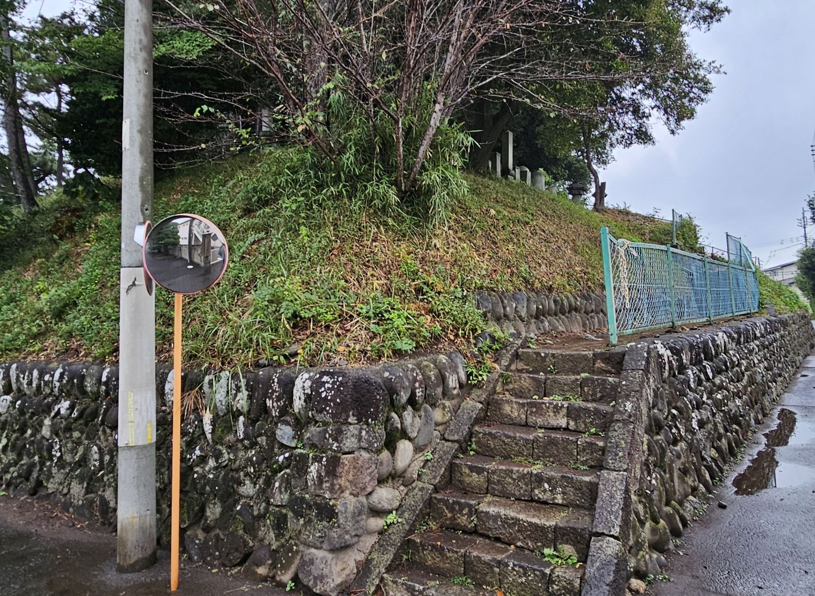 南西の角から石室入り口へ向かいます