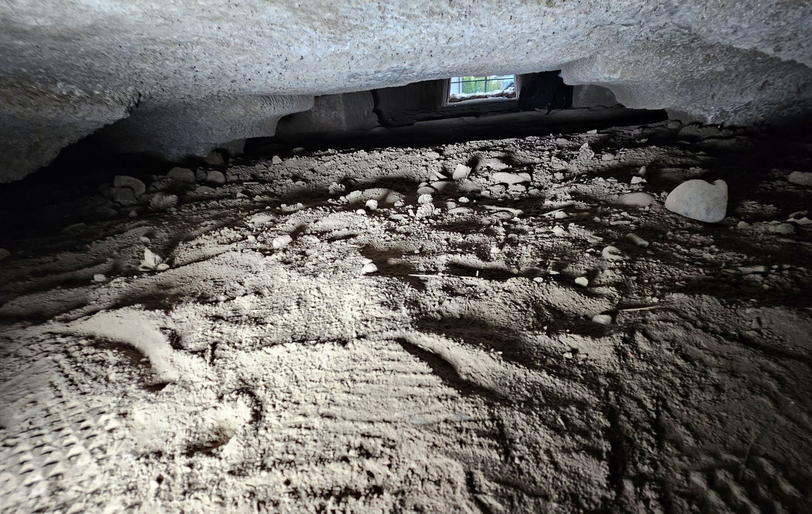 石棺下から入り口