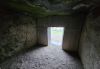 石室内部から