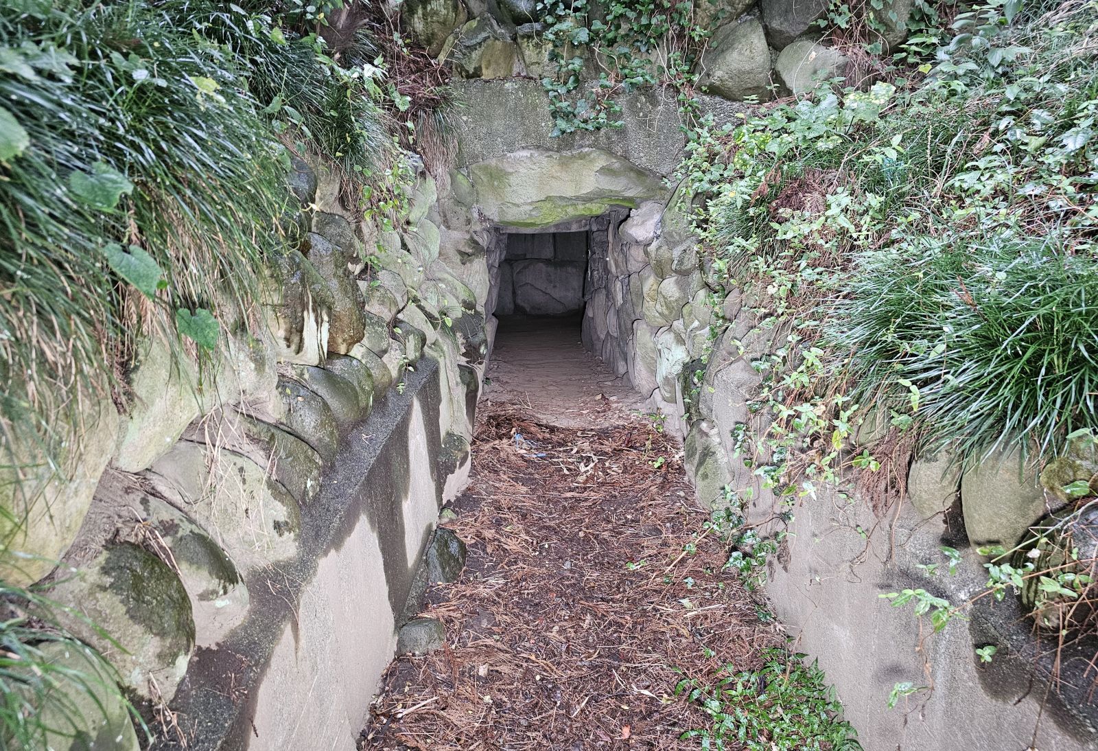 石室入り口
