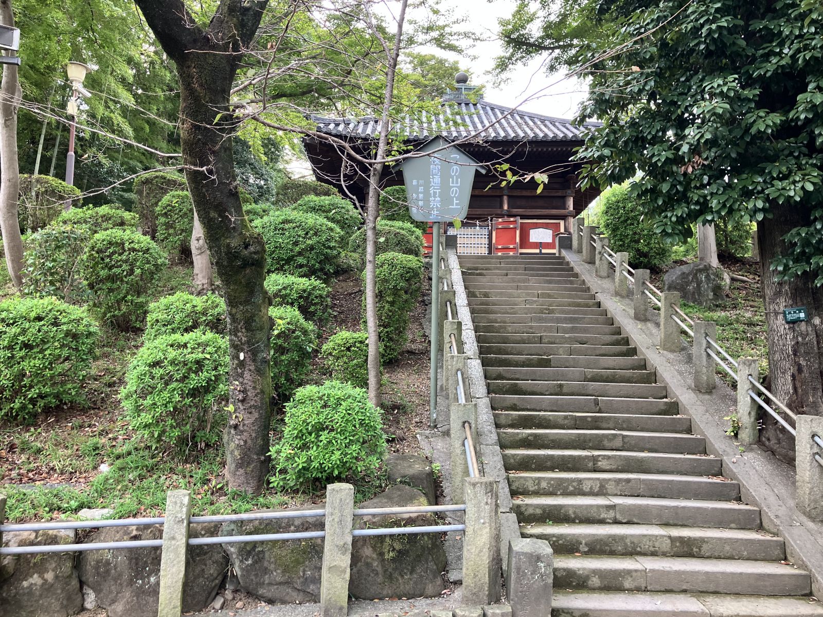 慈眼堂　正面　階段下から